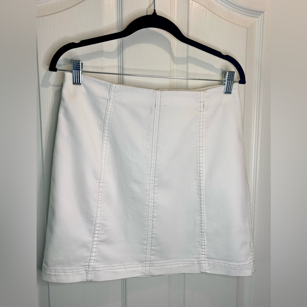 🤩”Free People” White w/ Tan Stitching 
A-Line Mini Skirt w/ Zip Back🤩